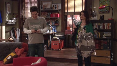 Repassage à la vapeur d'une chemise sur la table de finition du pressing